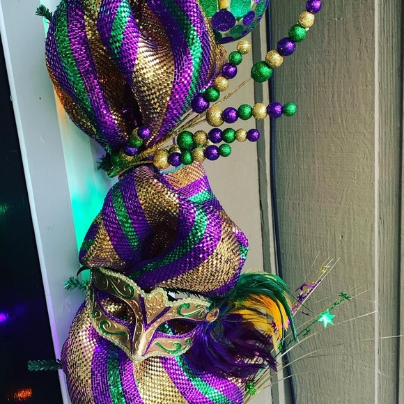 Mardi Gras Garland - Picture 4 of 5